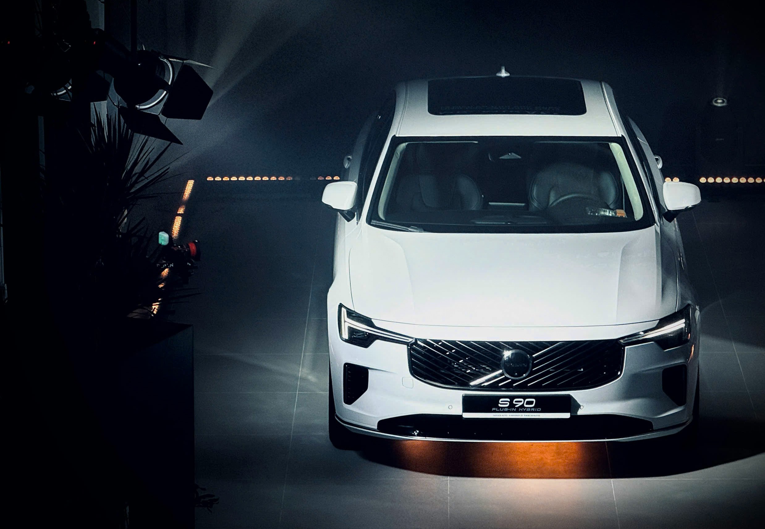 Volvo S90 được làm mới toàn bộ phần đầu xe, từ nắp ca-pô, cản trước.