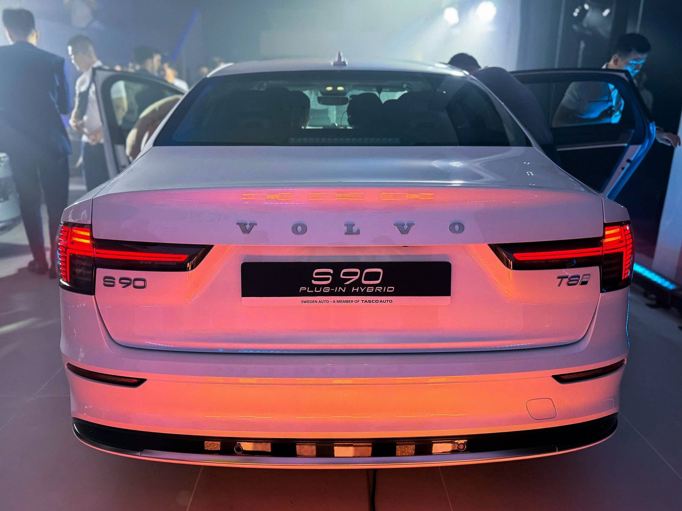 Phần sau xe được nâng cấp với cụm đèn thông báo mới.