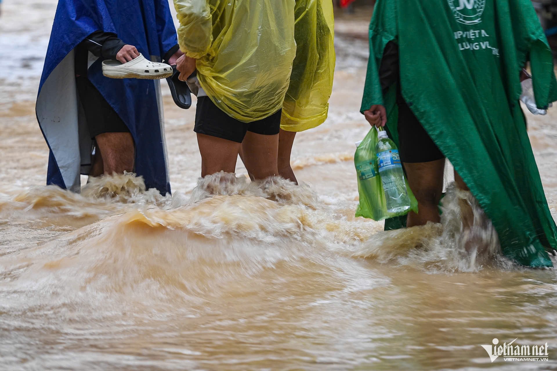 Người phụ nữ mắt đỏ hoe, dò dẫm lội tìm mẹ già 70 tuổi mất liên lạc vì mưa lũ - 3