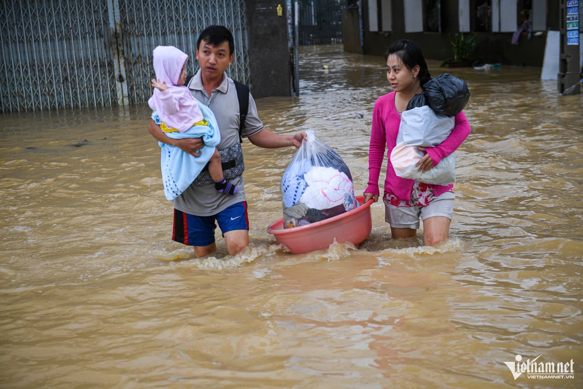 Người phụ nữ mắt đỏ hoe, dò dẫm lội tìm mẹ già 70 tuổi mất liên lạc vì mưa lũ - 4