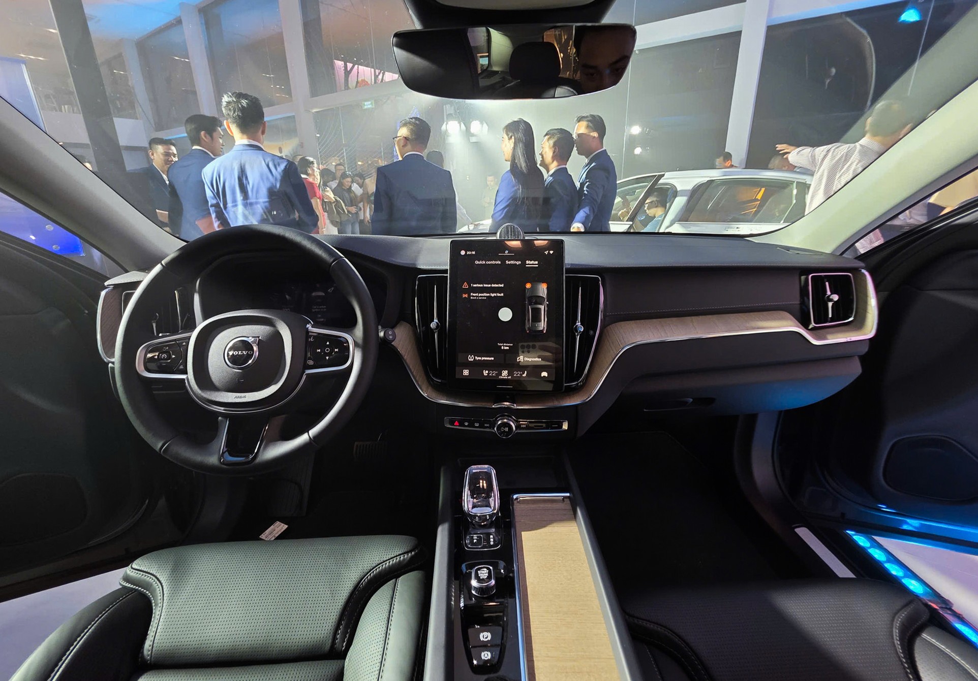 Khoang lái thực dụng và sang trọng.