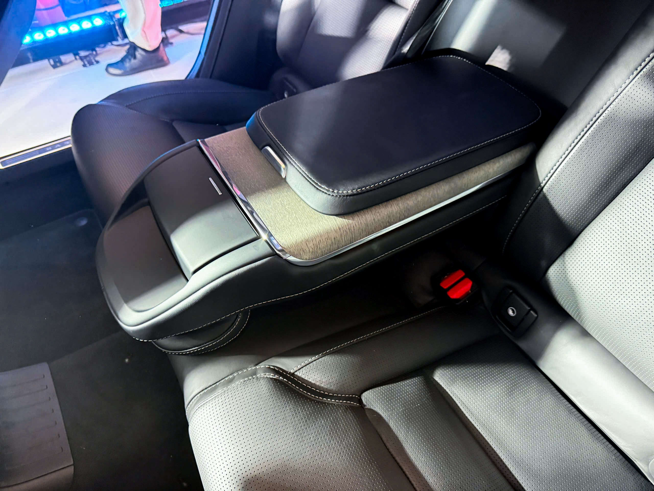 Không gian hàng ghế sau rộng rãi và sang trọng.