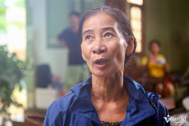 Bà Nguyễn Thị Thanh Nhàn ở phường Nam Nha Trang kể về chuyện chạy lũ. Ảnh: Xuân Ngọc