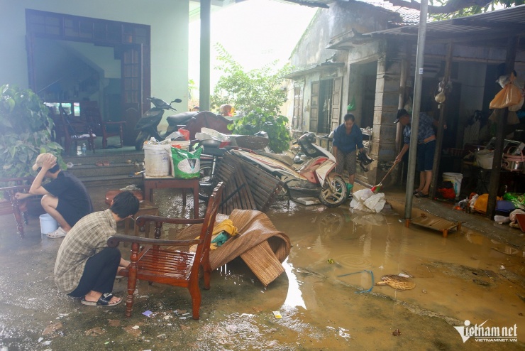 Sau lũ, nước rút, người dân dọn dẹp nhà cửa để sớm ổn định cuộc sống. Ảnh: Xuân Ngọc