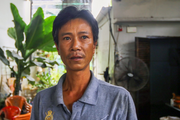 Ông Mai Xuân Hoàng lần đầu tiên chứng kiến trận lũ vừa qua. Ảnh: Xuân Ngọc