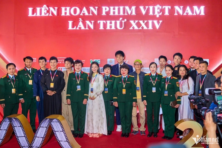 Liên hoan phim Việt Nam vừa khai mạc tại Hội trường Thống Nhất (Dinh Độc Lập), TPHCM. Sự kiện quy tụ 1.200 văn nghệ sĩ và khách mời, chuyên gia trong giới làm phim. Trong ảnh là ê-kíp dàn diễn viên phim "Mưa đỏ" - tác phẩm gây tiếng vang lớn thời gian qua. 