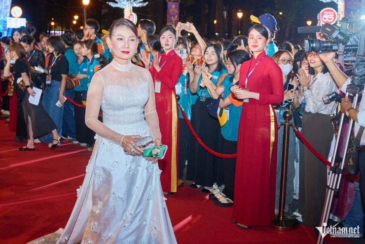 NSND Mỹ Uyên sải bước trên thảm đỏ. Nghệ sĩ vui vì liên hoan phim được tổ chức trở lại ở TPHCM sau 10 năm. 