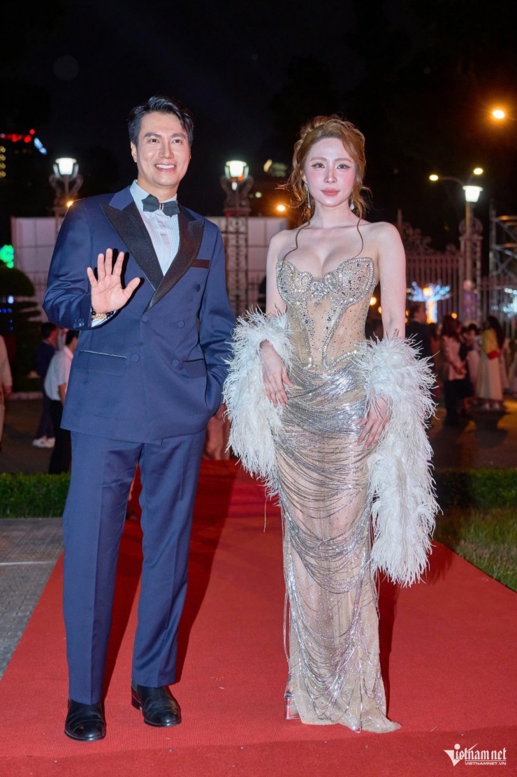 NSƯT Việt Anh đồng hành cùng Quỳnh Nga. Cả hai thường xuất hiện bên nhau với cử chỉ thân mật, tình cảm nhưng họ luôn khẳng định chỉ là bạn bè thân thiết.