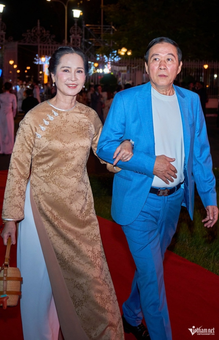 Vợ chồng NSND Lan Hương - NSƯT Đỗ Kỷ từ Hà Nội bay vào TPHCM dự sự kiện. Dù đã nghỉ hưu, cặp đôi nghệ sĩ vẫn tích cực với hoạt động điện ảnh, các kỳ trao giải, LHP trong nước. 