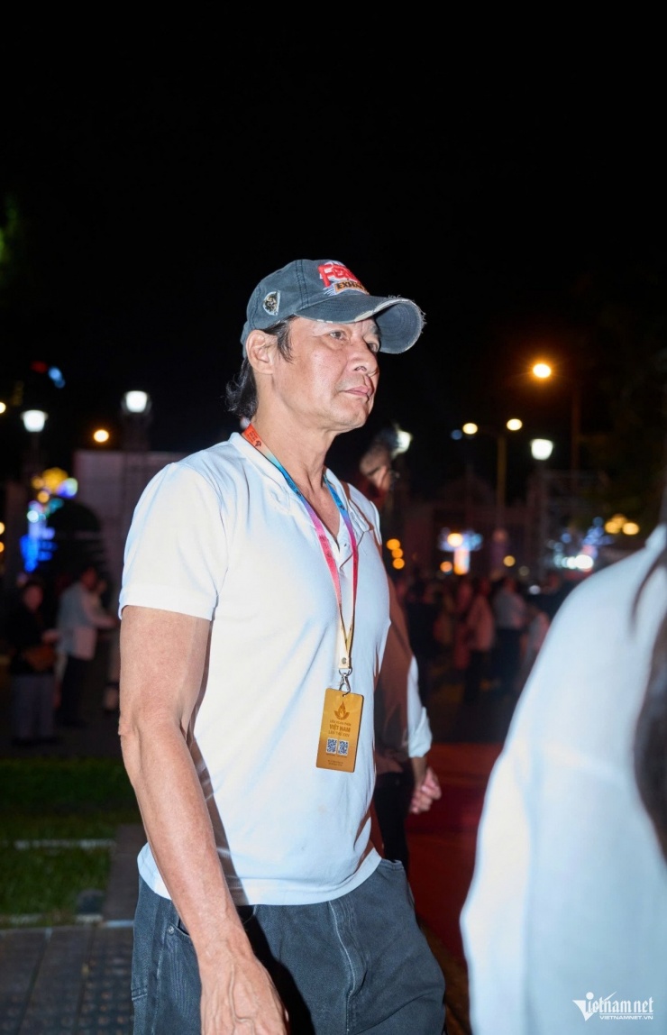 NSƯT Võ Hoài Nam mặc giản dị khi dự sự kiện. Anh tháp tùng đoàn phim "Sức bật trái tim" đến giao lưu cùng các đồng nghiệp. 