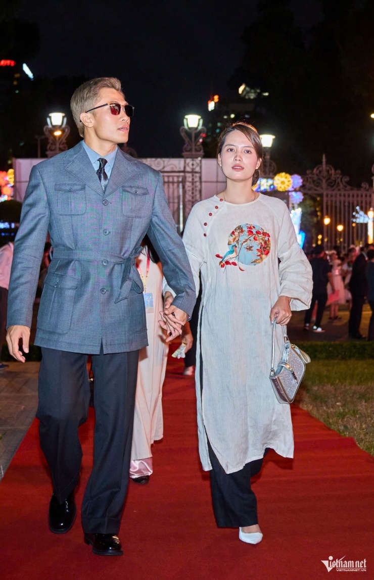 Diễn viên Phương Nam và vợ. Nam diễn viên hạnh phúc vì vai diễn trong dự án "Mưa đỏ" được yêu thích, giúp anh có thêm nhiều cơ hội làm nghề. 