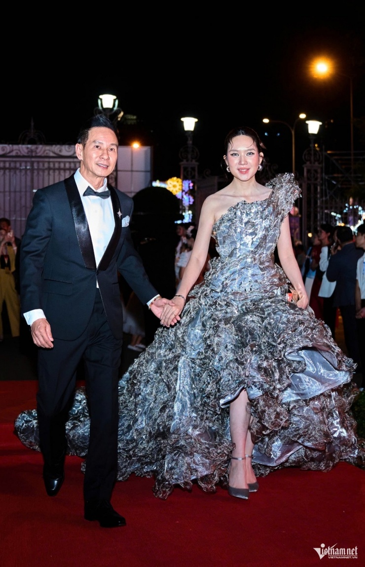 Vợ chồng đạo diễn, nhà sản xuất Lý Hải - Minh Hà tình cảm trước ống kính. Lý Hải được chọn là thành viên ban giám khảo chấm thi hạng mục "Phim điện ảnh". 