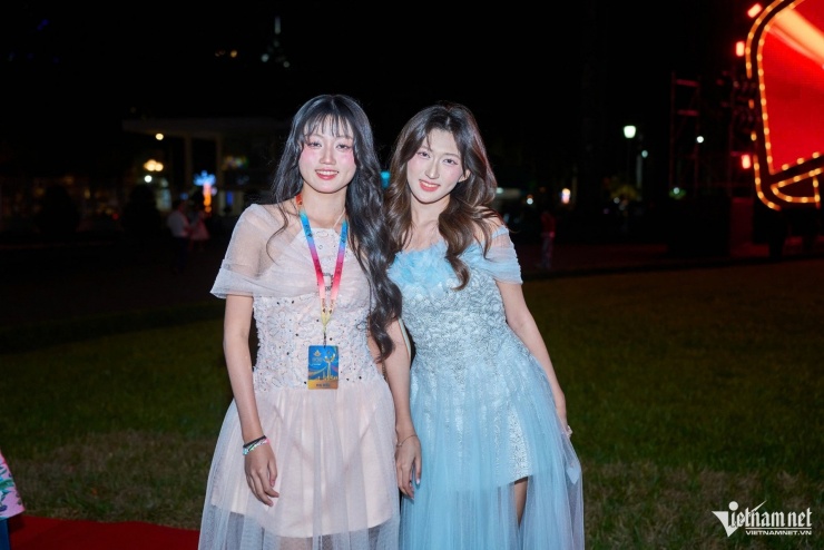 Diễn viên nhí Mai Cát Vi và chị gái từng đóng chung phim "Út Lan: Oán linh giữ của" hồi đầu năm. 