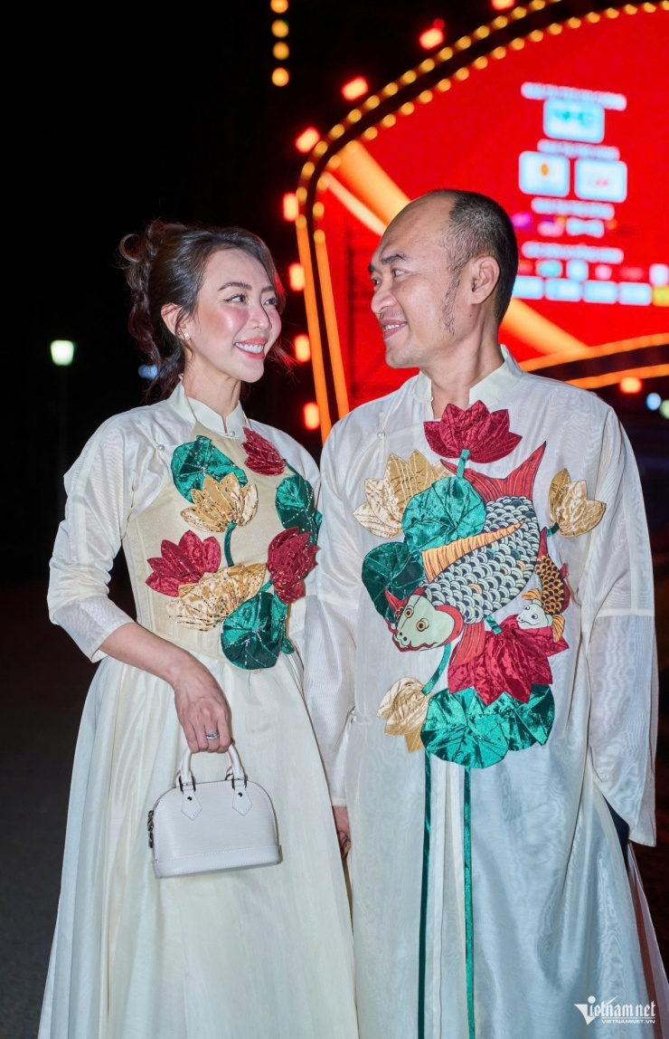 Diễn viên, đạo diễn Thu Trang và ông xã - Tiến Luật diện áo dài đôi họa tiết truyền thống. Thu Trang sắp có phim điện ảnh "Ai thương ai mến" công chiếu dịp đầu năm 2026. 