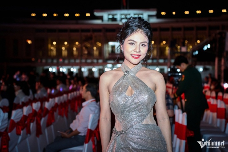 Diễn viên Vân Trang diện váy cắt xẻ khoe dáng, rạng rỡ trước giờ diễn ra sự kiện. 