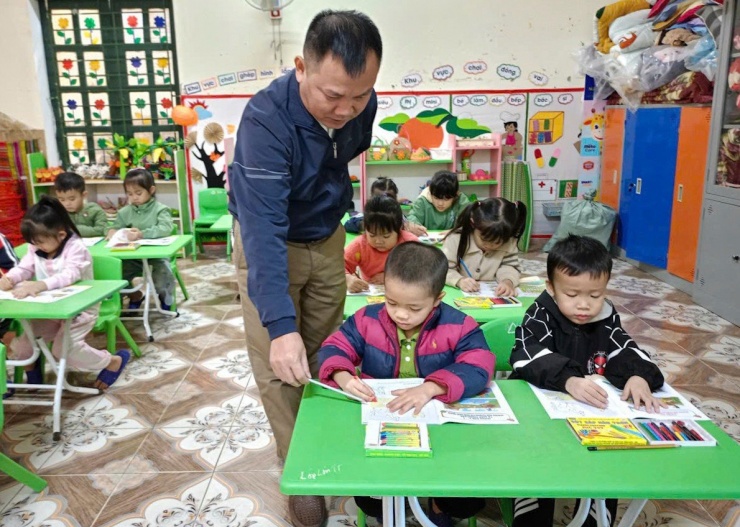 Thầy Tuấn đã đóng tiền ăn và một số khoản khác cho cậu học trò nghèo.