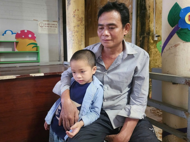 Ông Piện cảm kích tấm lòng của thầy hiệu trưởng với người cháu chịu nhiều thiệt thòi.