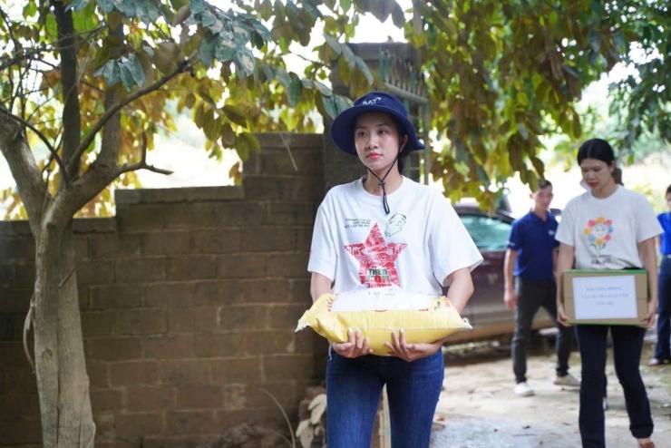 Hoa hậu Việt Nam 2024 Hà Trúc Linh tham gia cứu trợ tại vùng lũ.