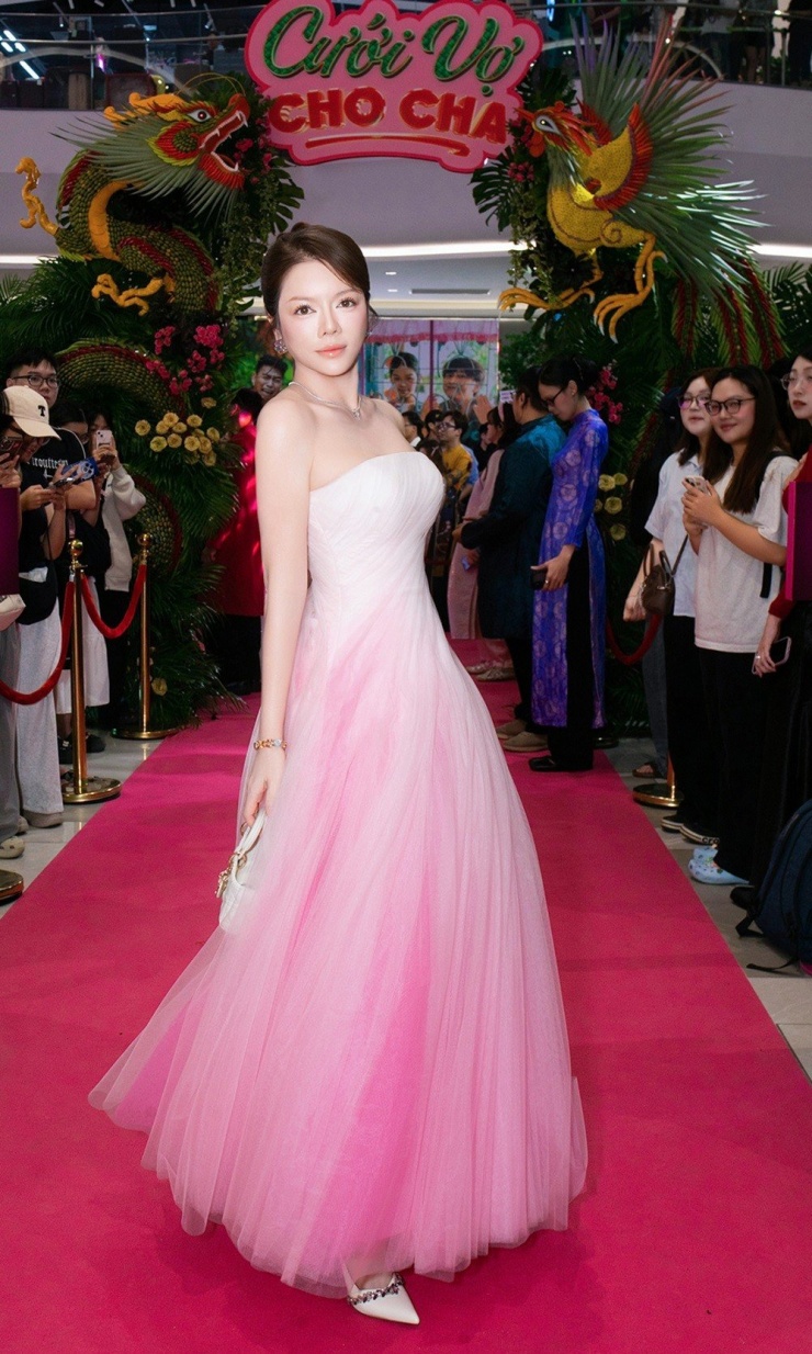 Sắc hồng dịu dàng, lãng mạn không chỉ làm nổi bật vẻ ngoài trẻ trung của Lý Nhã Kỳ mà còn tạo nên một cảm giác quý phái, đài các, thoát khỏi sự gợi cảm thông thường mà nhiều ngôi sao khác theo đuổi.