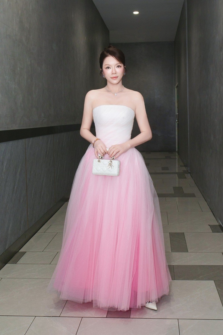 Không chỉ dừng lại ở sự rạng rỡ, thần thái của cô là sự kết hợp của vẻ đẹp kiêu sa, sự điềm tĩnh và phong thái tự tin tuyệt đối.