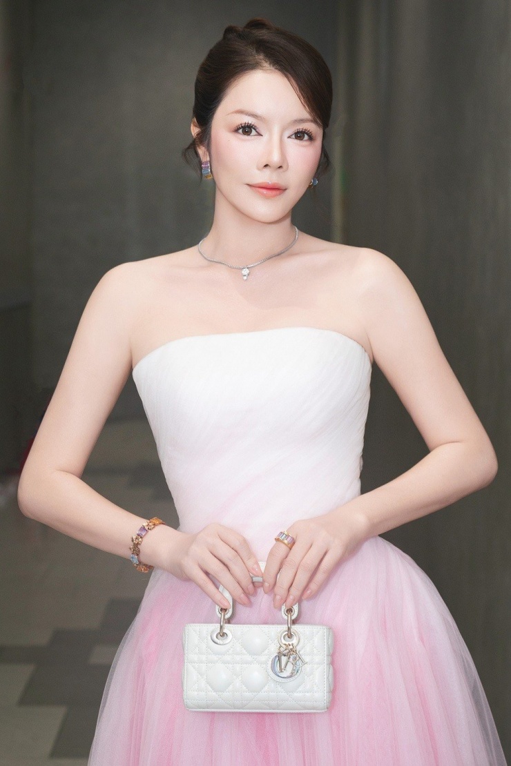 Để hoàn thiện phong cách, Lý Nhã Kỳ khéo léo kết hợp chiếc váy hồng nữ tính với các phụ kiện hàng hiệu đẳng cấp.