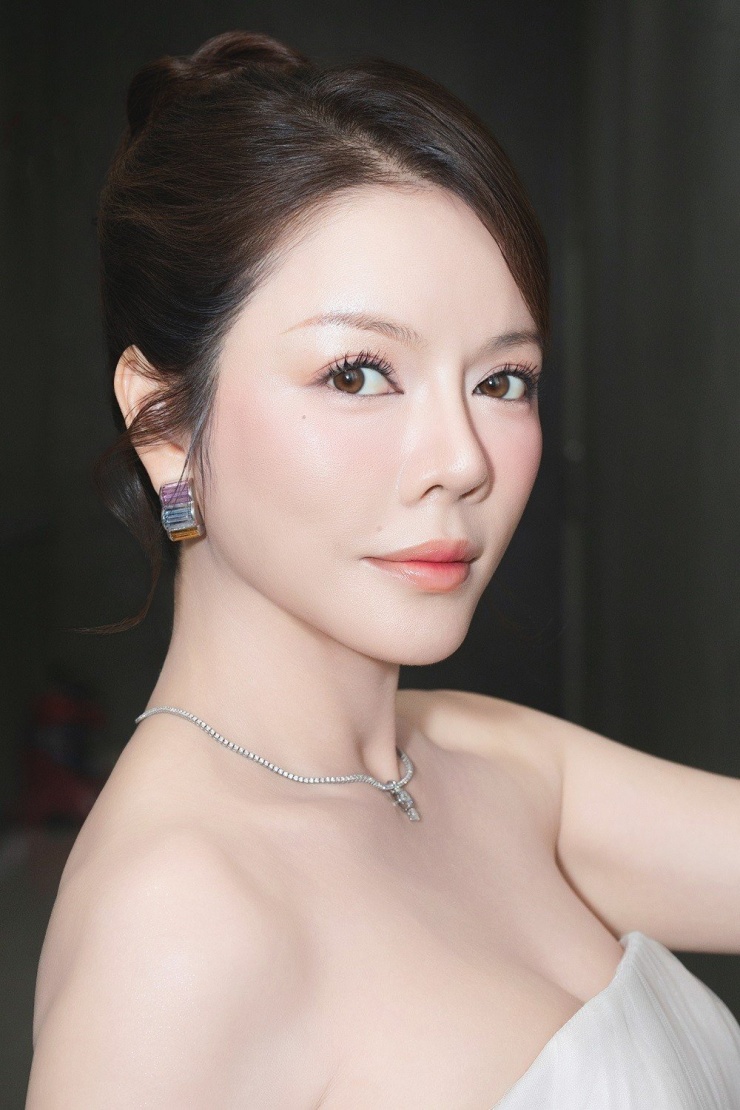 Sự kết hợp giữa phong cách tiểu thư và thần thái vương giả đã giúp Lý Nhã Kỳ tỏa sáng rực rỡ trên thảm đỏ.