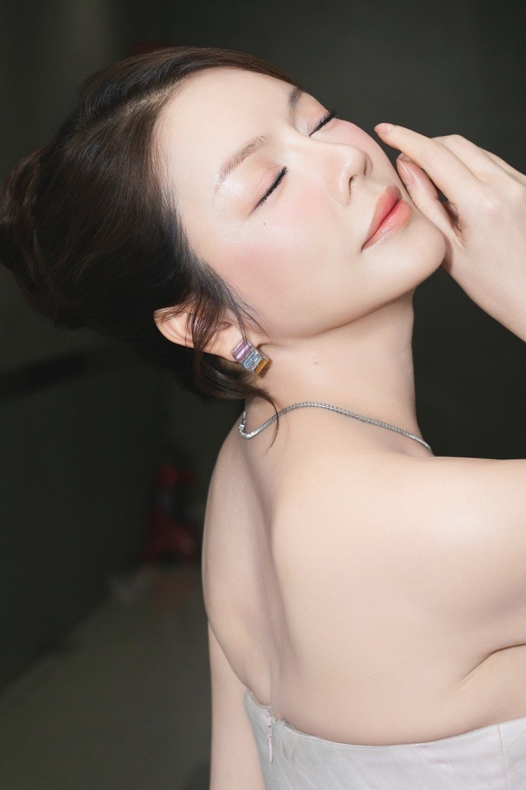 Các món trang sức dù không được công bố cụ thể nhưng luôn được ngầm hiểu là những tuyệt tác kim cương có giá trị khủng.