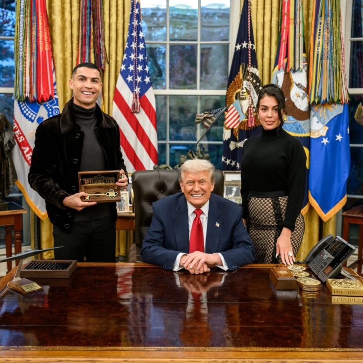Ông Trump tiếp đón Cristiano Ronaldo và Georgina Rodriguez tại Phòng Bầu Dục của Nhà Trắng trước khi cả ba cùng dự tiệc chiêu đãi phái đoàn Saudi Arabia.