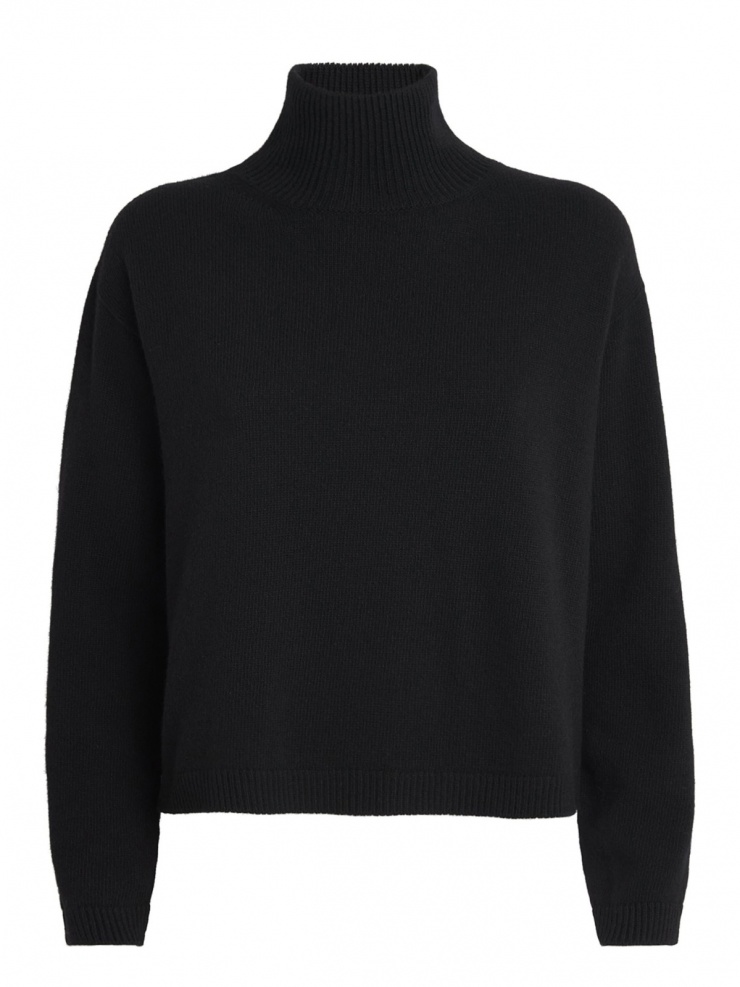 Phía trong, nhan sắc 31 tuổi mặc áo len cashmere cổ lọ 730 USD (hơn 19 triệu đồng) từ thương hiệu Max Mara.