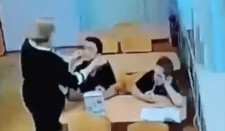 Giáo viên dùng băng dính dán miệng học sinh.