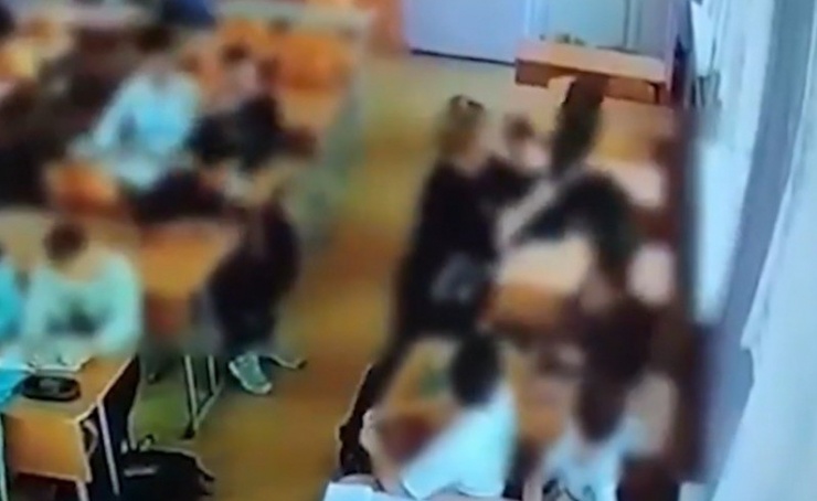 Giáo viên dùng ghế đánh học sinh.