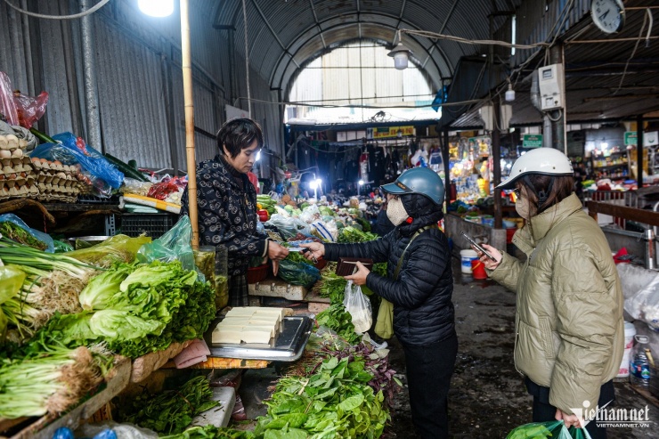 Tuy nhiên, chị Đinh Thị Thanh Nga, tiểu thương chợ Cống Vị (bên trái ảnh) cho biết, giá rau hiện nay tăng nhiều nhưng “chưa bằng thời điểm sau bão, lũ”. Một mớ rau muống tăng 5.000-10.000 đồng, lên khoảng 20.000-25.000 đồng/mớ; rau mùng tơi từ 15.000 đồng lên 17.000 đồng/mớ; rau ngót dao động từ 22.000-25.000 đồng/mớ.