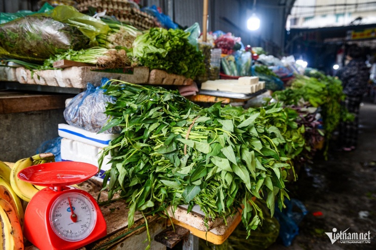 Điều khiến chị Nga băn khoăn là câu chuyện giá hành hoa chưa chính xác. “Trên mạng xã hội người ta nói 65.000 đồng/kg hành lá, rồi khiến giá phở tăng. Nhưng thực tế giá hành lá có 50.000 đồng/kg, không đến mức quá cao. Nhiều nơi cứ vin cớ giá rau tăng để tăng giá các mặt hàng khác”, nữ tiểu thương chợ Cống Vị cho hay.