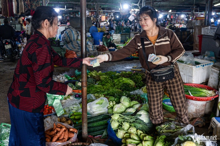Tại chợ Nam Trung Yên, nhiều khách hàng cho rằng rau đã đắt lên thấy rõ. Tiểu thương Trần Ánh nói rằng trong bữa cơm hàng ngày của các gia đình không thể thiếu rau. Thế nhưng, giá bắp cải trước đây từ 20.000-25.000 đồng/kg nay lên tới 35.000 đồng/kg; su hào, súp lơ, cải cúc đều tăng khoảng 10.000 đồng/mớ. Rau mồng tơi thậm chí đã 25.000 đồng/mớ.
