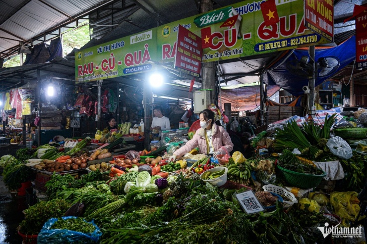 Giá rau xanh tại chợ Mỹ Đình, phường Từ Liêm cũng cao hơn trước. Tiểu thương Vũ Bích Thủy cho biết rau má nhập vào đã 70.000 đồng/kg; rau cải 25.000-30.000 đồng/kg; cà chua, hành hoa và lá mơ đều tăng 5.000-10.000 đồng/kg. “Tiểu thương cũng muốn bình ổn giá để bán được hàng, nhưng nguồn cung đang thiếu, giá nhập cao nên tôi buộc phải tính toán giá bán dựa trên giá nhập vào”, chị Thủy chia sẻ.