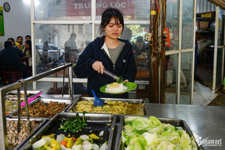 Mặc dù rau tăng giá, các hàng cơm bình dân không dám tính thêm tiền cho khách. Chị Nguyễn Thị Liễu, chủ tiệm cơm bình dân trên phố Dương Khuê (Hà Nội), cho biết thời gian gần đây giá rau tăng mạnh, kinh doanh gặp nhiều khó khăn. Nếu như trước kia, giá rau cải buôn chỉ từ 8.000-12.000 đồng/kg thì nay cũng phải 20.000 đồng/kg. Còn nếu lấy lẻ, chị phải trả từ 25.000-30.000 đồng/kg.