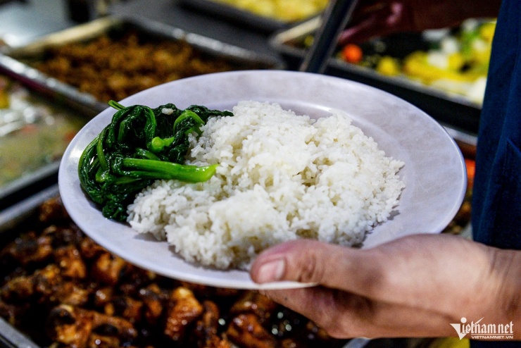 Giá rau xanh tăng nhưng chị Liễu vẫn giữ nguyên giá bán cơm từ 30.000-40.000 đồng/suất. "Tôi không dám tăng giá vì sợ mất khách, giai đoạn này phải cố gồng gánh, chấp nhận lãi ít đi chút để duy trì lâu dài", chị nói.