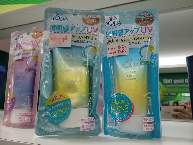 Sản phẩm tinh chất chống nắng Sunplay hiệu chỉnh sắc da, được phân phối chính ngạch tại Việt Nam nhưng nhiều năm nay, đã xuất hiện phiên bản hàng nhái, hàng giả với “giao diện” rất giống phiên bản hàng thật.