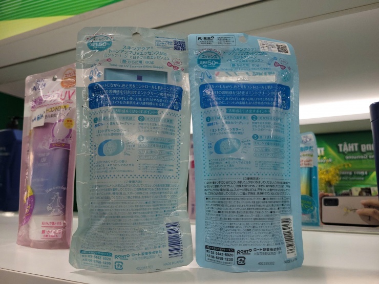 Mặt sau của sản phẩm với bao bì giống nhau đến 90%. Chỉ khác về màu sắc bao bì, nét chữ, màu chữ khi sản phẩm là hàng thật, được nhập khẩu chính ngạch có màu xanh tươi hơn, rõ rệt hơn và chữ viết màu đen, sắc nét. Trong khi sản phẩm nhái (bên trái) có màu bao bì xanh nhạt hơn và chữ viết cũng mang màu xanh nhạt.