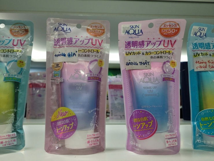 Một sản phẩm tinh chất chống nắng hiệu chỉnh màu da khác của thương hiệu Sunplay với hàng giả (bên trái) và hàng thật (bên phải).