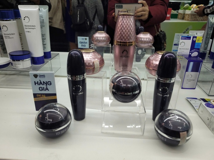 Điểm nhấn đáng chú ý là ngoài sản phẩm kem chống nắng Sunplay, Hiệp hội Sở hữu trí tuệ Nhật Bản còn cung cấp nhiều sản phẩm tiêu dùng khác phục vụ trưng bày, tăng nhận diện tới người tiêu dùng Việt Nam, gồm: giày thể thao Asics, vợt cầu lông Yonex, pin máy ảnh Canon, mỹ phẩm Transino, khóa kéo YKK, bugi NGK…