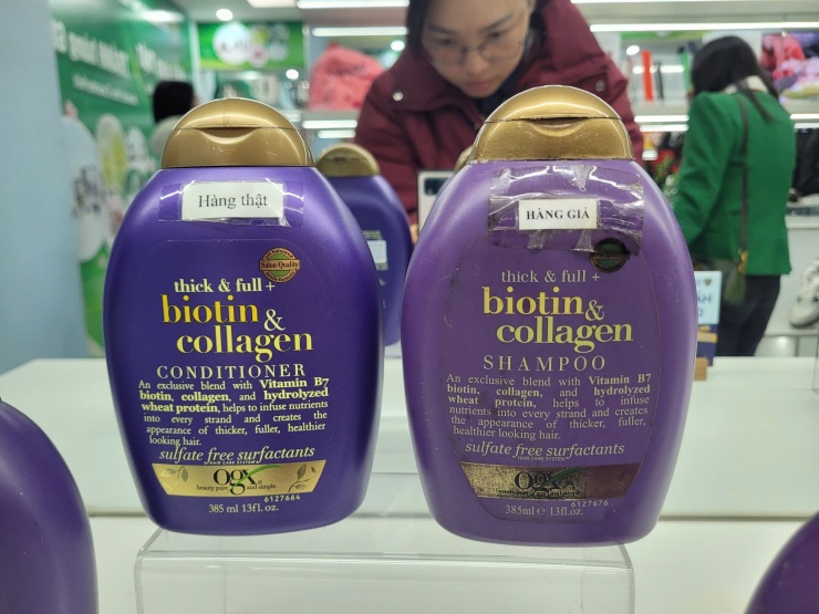 Cận cảnh sản phẩm dầu xả và dầu gội với phiên bản thật (bên trái) có sắc tím rõ nét, thân chai bóng, chữ vàng đậm. Trong khi sản phẩm nhái (bên phải) có sự khác biệt rõ rệt.
