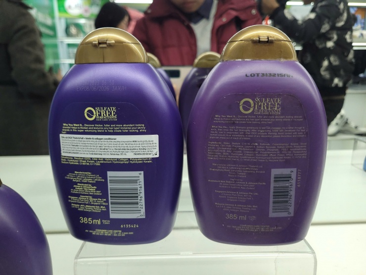Mặt sau của hai sản phẩm dầu gội, dầu xả là hàng thật - giả đang lưu thông trên thị trường Việt Nam và được nhiều người tiêu dùng Việt ưa chuộng.