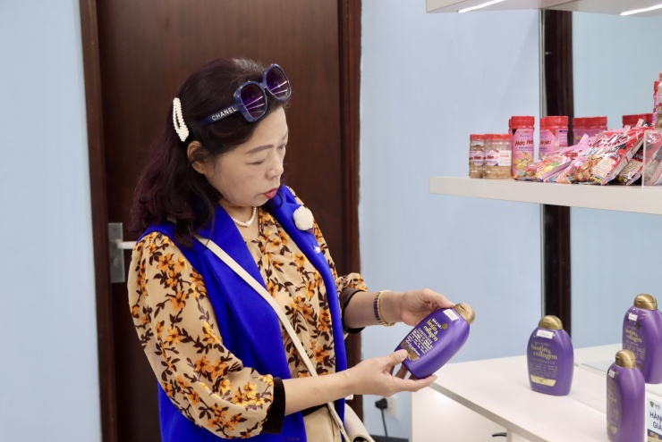 Bà Lê Hải Bình (65 tuổi, ở Hoàn Kiếm, Hà Nội) khẳng định: "Nếu không đặt hai sản phẩm này cạnh nhau để nhận diện thì có lẽ, không ít người tiêu dùng sẽ khó phân biệt được đâu là hàng thật - giả. Bởi chỉ khi có sự nhận diện trực tiếp mới phân biệt được đâu là hàng thật và hàng giả.