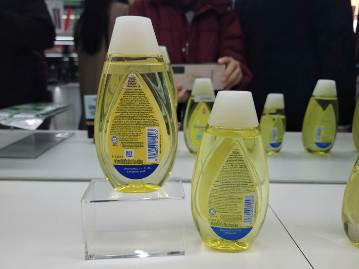 Cận cảnh mặt sau của sản phẩm sữa tắm trẻ em được người tiêu dùng Việt ưu tiên dùng cho con nhỏ.