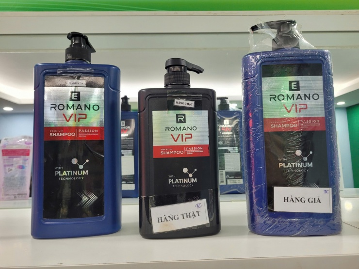 Tại phòng trưng bày, mỗi sản phẩm đều có đối chứng thật - giả rõ ràng, giúp khách tham quan trực tiếp so sánh, nhận diện từng chi tiết khác biệt, từ chất liệu, kiểu dáng đến tem nhãn một cách trực quan và sinh động.