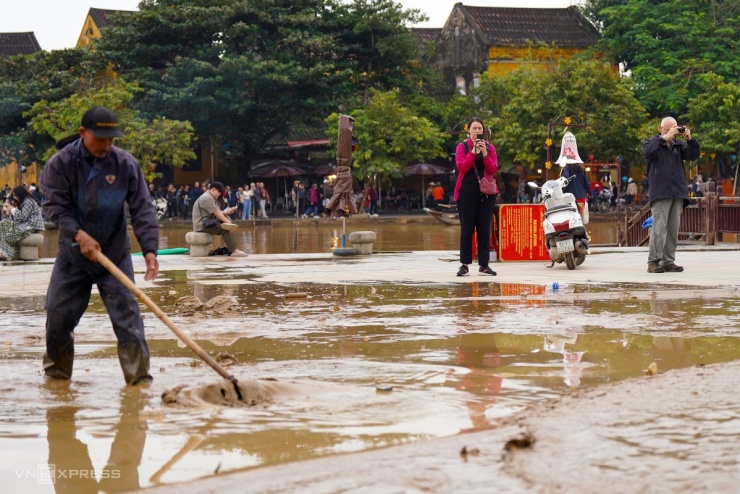 Phố cổ Hội An ngập bùn non - 8