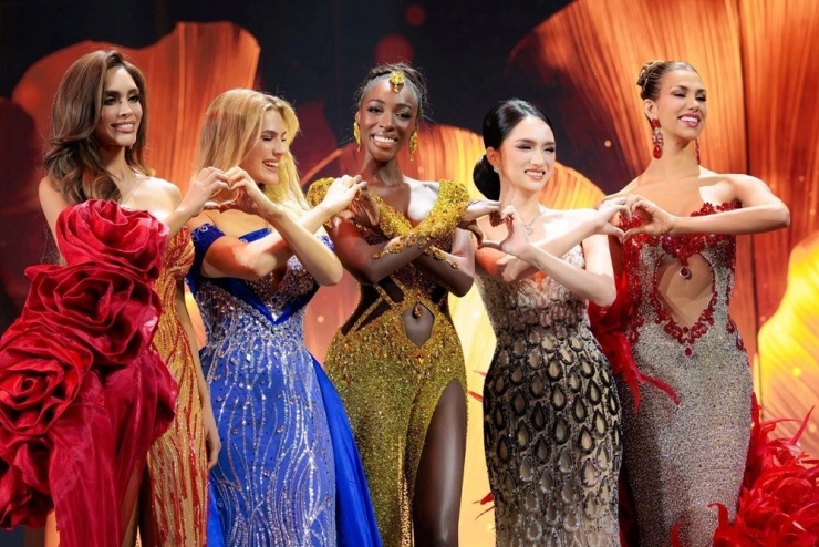 Hương Giang hòa đồng bên các thí sinh Miss Universe 2025.