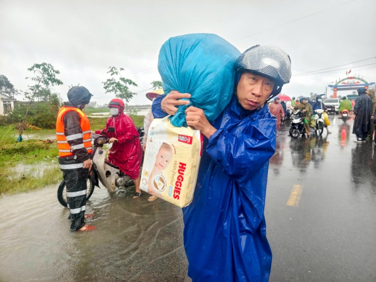 Người dân xã Hòa Thịnh dùng máy cày để chở lương thực, thực phẩm cứu trợ.