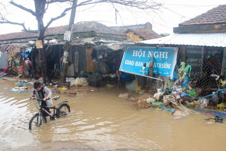 Cách đó khoảng 20 km, khu vực xã Đông Hòa (Phú Yên cũ) cũng chìm trong nước lũ suốt 4 ngày nay. Sáng nay, nước lũ rút còn khoảng 20 cm, người dân trở về dọn dẹp nhà cửa, hàng quán.